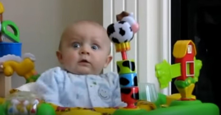 Μωρό που τρομάζει και γελάει - Αστεία βίντεο με μωρά!